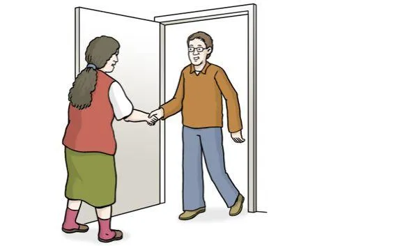 Eine Frau öffnet eine Tür und begrüßt einen Mann.