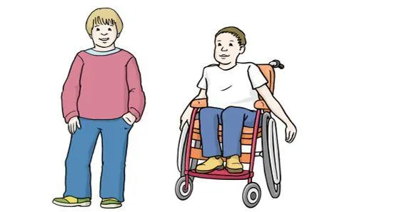 Zwei Jungen, einer davon sitzt im Rollstuhl.