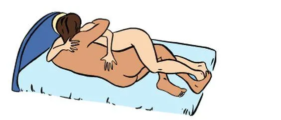 Ein Mann und eine Frau liegen nackt im Bett und umarmen sich.