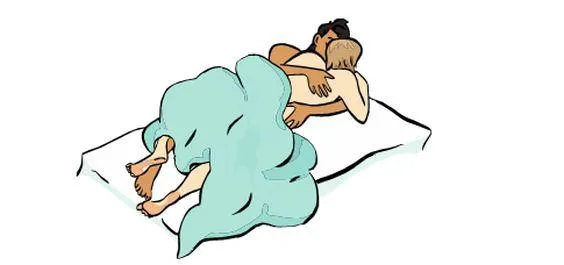 Ein Mann und eine Frau liegen nackt im Bett und umarmen sich.