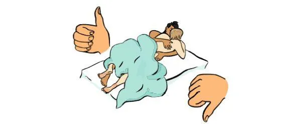 Ein Mann und eine Frau liegen im Bett und umarmen sich. Daneben eine Hand mit Daumen hoch und eine Hand mit Daumen runter..