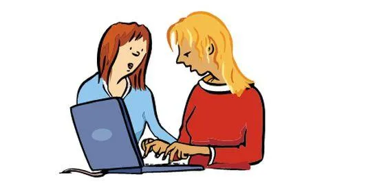 Eine frau schreibt an einem Computer. Eine andere Frau sitzt daneben.