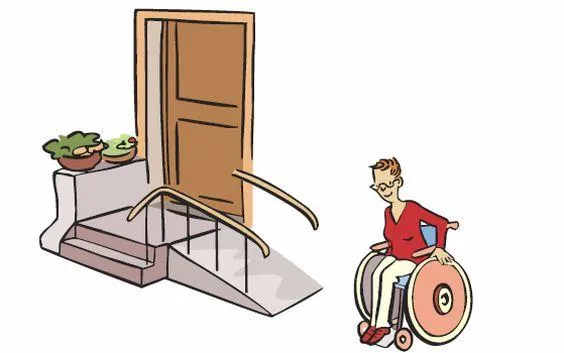 Eine Frau im Rollstuhl steht vor einer Rampe vor einer Eingangstür.