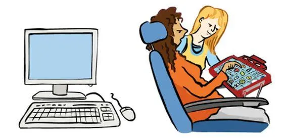 Ein Computer mit Bildschirm. Daneben eine Frau mit einem Sprachcomputer.