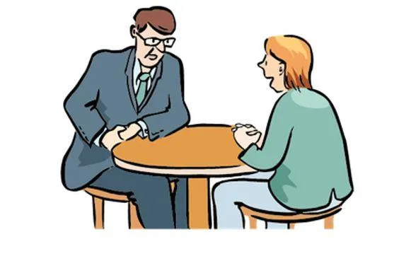 Ein mann und eine Frau sitzen an einem Tisch und unterhalten sich.