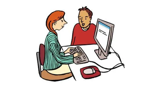 Eine Frau und ein Mann sitzen vor einem Computer.