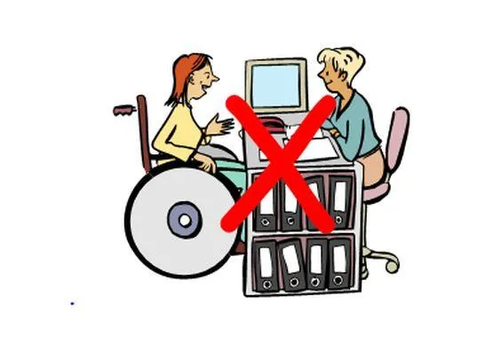 Eine Frau im Rollstuhl sitzt gegenüber von einer Frau am Schreibtisch. Über das Bild ist ein rotes Kreuz gemalt.