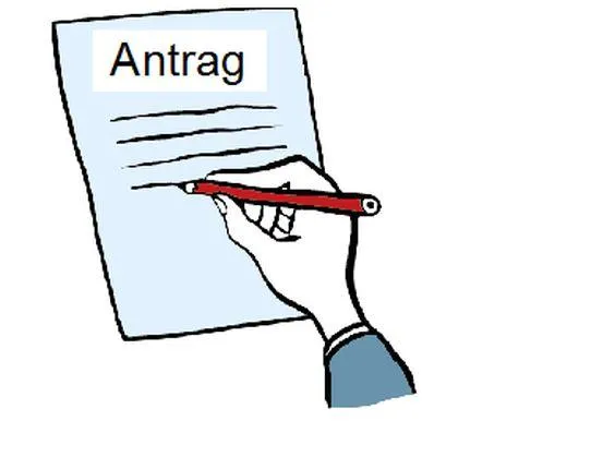 Eine Hand schreibt auf ein Blatt Papier, darauf steht "Antrag".