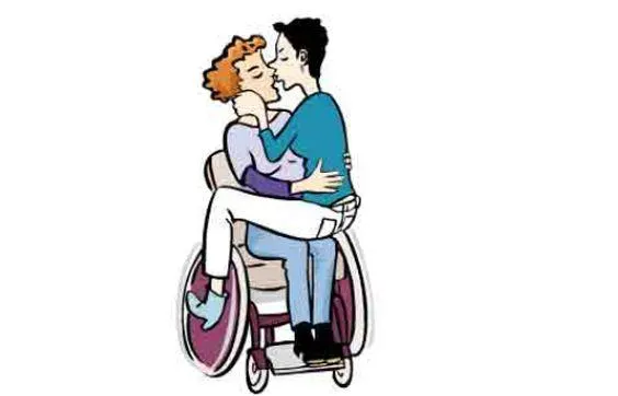 Ein junger Mann sitzt im Rollstuhl, eine junge Frau sitzt auf seinem Schoß und küsst ihn.