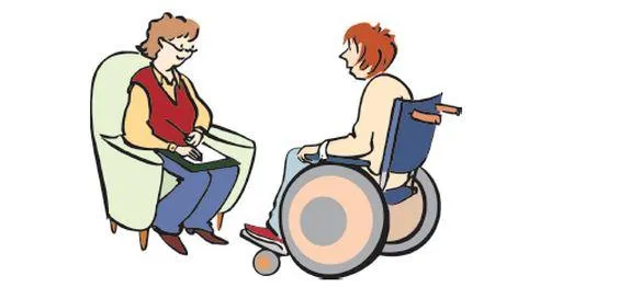 Zwei Frauen sprechen miteinander. Eine der beiden sitzt im Rollstuhl.