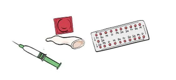 Eine Spritze, daneben ein Kondom, daneben eine Packung Tabletten.
