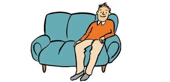 Ein Mann sitzt auf einem Sofa.